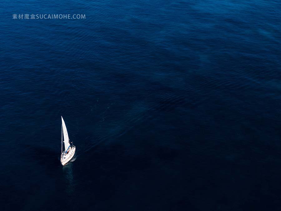 航拍大海里的一叶帆船aerial-shot-small-white-boat-sailing-ocean