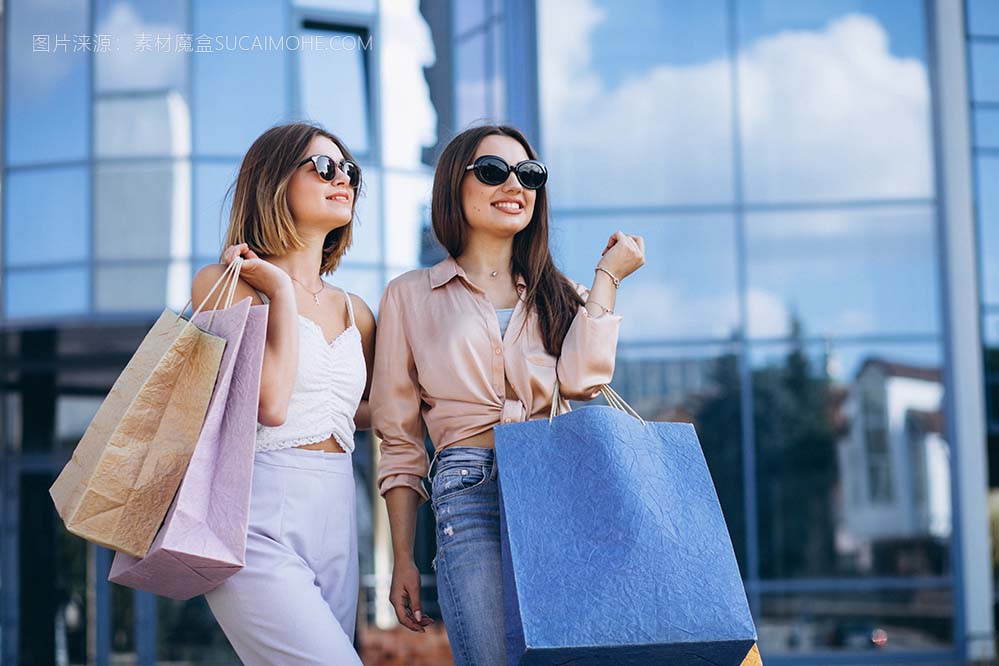 两位美女在购物城手提购物袋