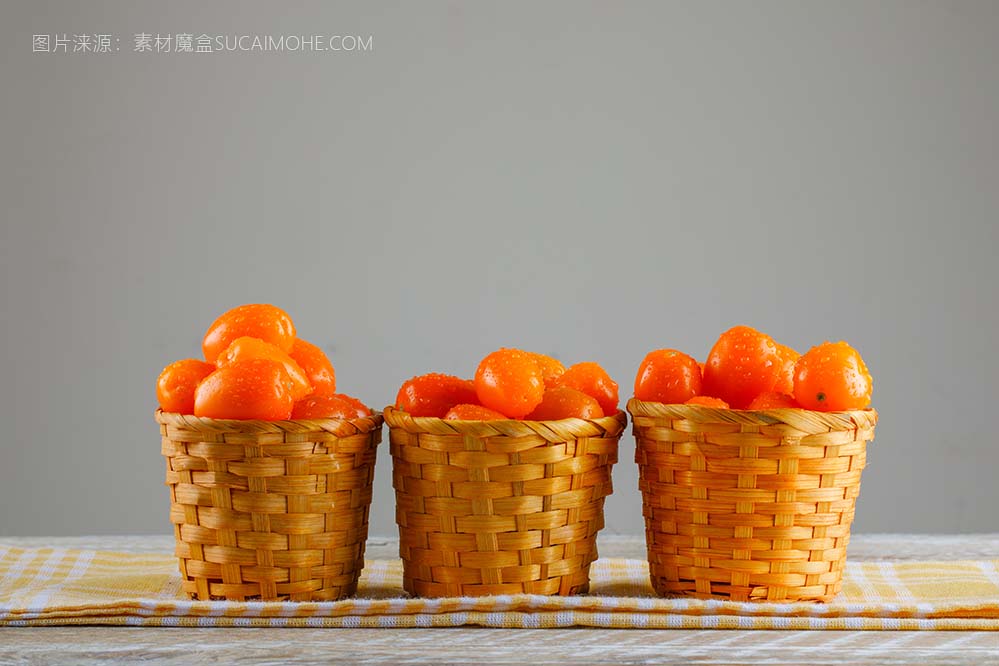 西红柿野餐布柳条篮子木制桌子侧视图