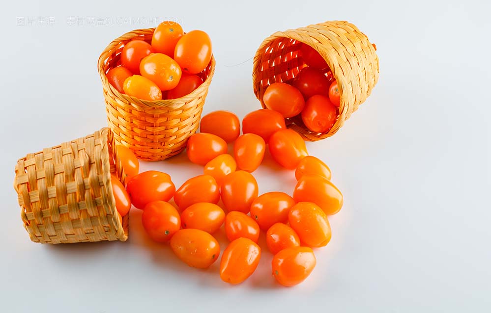 西红柿和柿子柳条篮子高角度视图