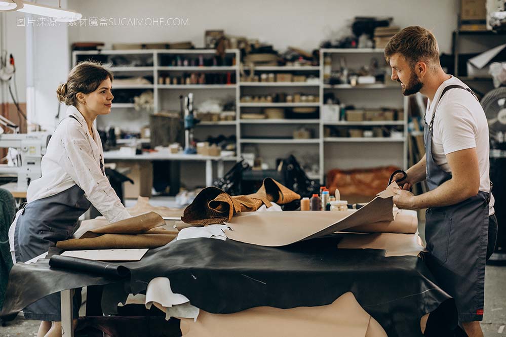 有皮革工业的家庭裁缝family-tailors-having-leather-industry