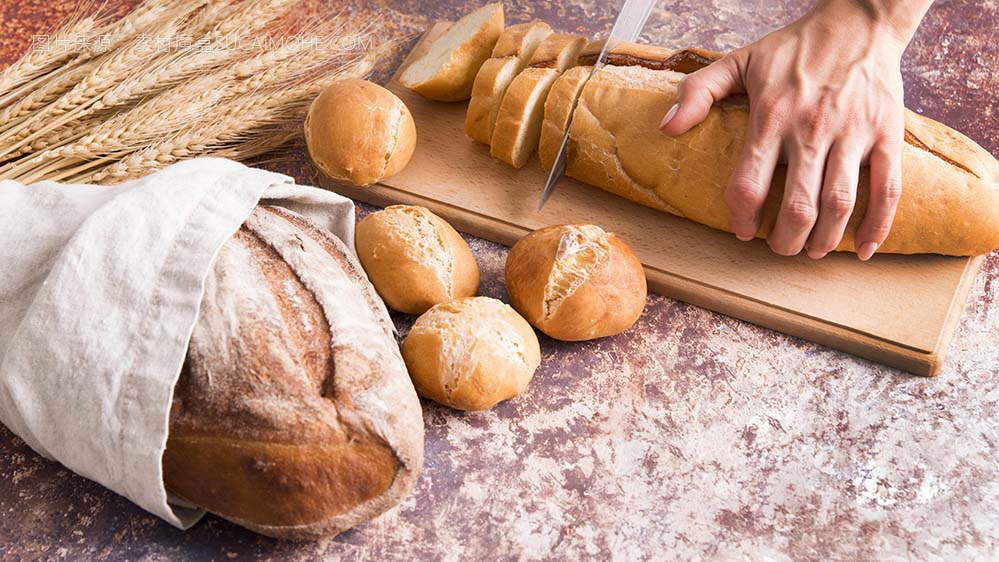   高角面包师切片面包 high-angle-baker-slicing-loaf-bread