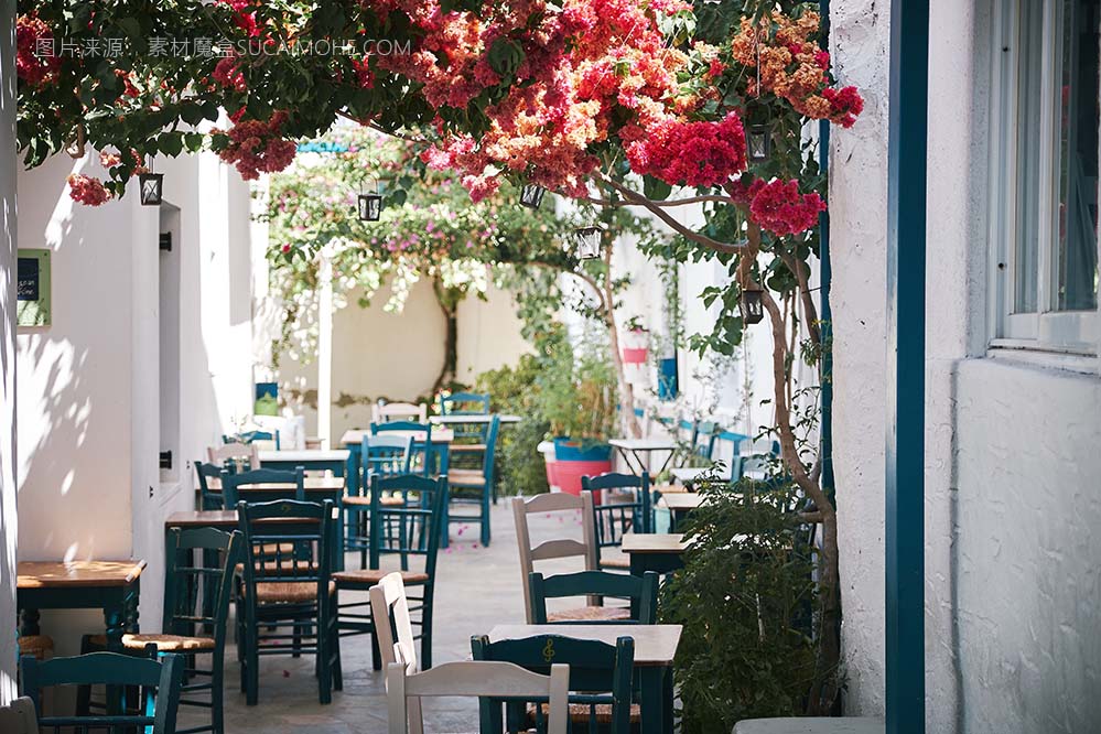 美丽的拍摄室外咖啡馆狭窄的比斯特里特帕罗斯希腊