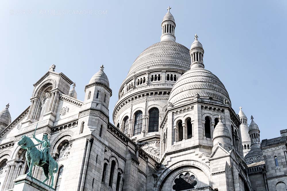 美丽的低角度拍摄著名的法国巴黎圣殿大教堂