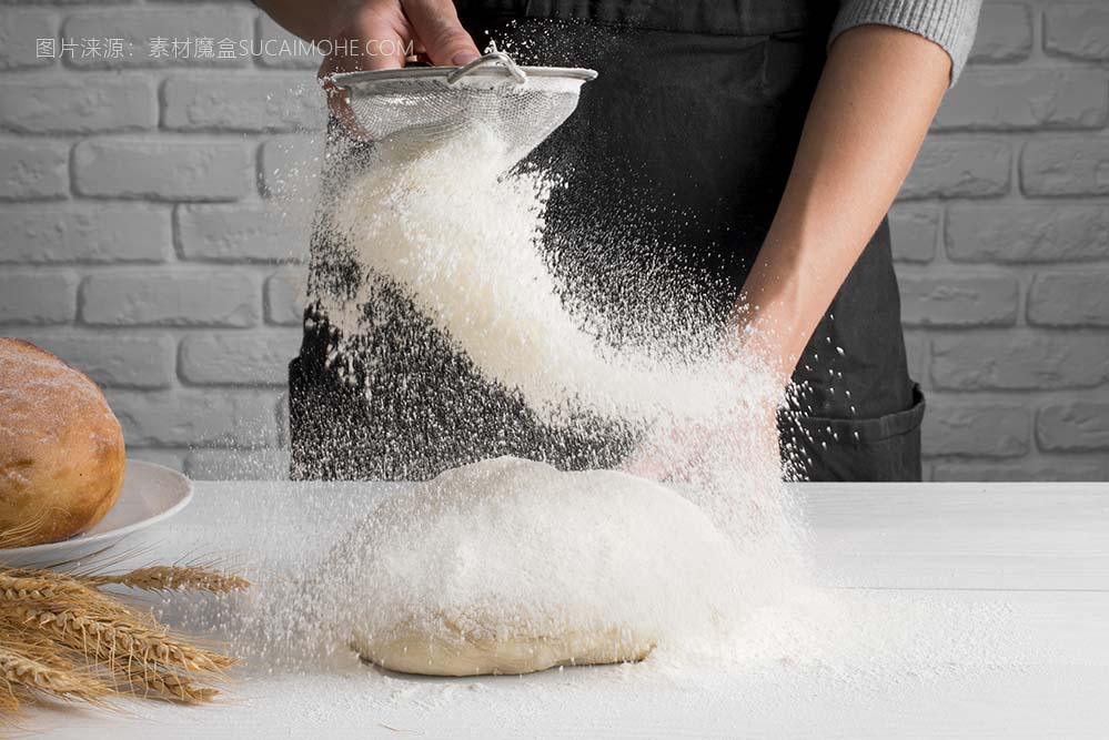 面包师筛面团baker-sifting-flour-dough