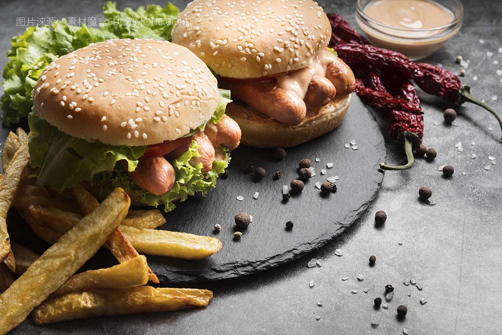 在黑色印版上的高角度美味汉堡包组成照片high-angle-delicious-looking-hamburger-composition-black-plate