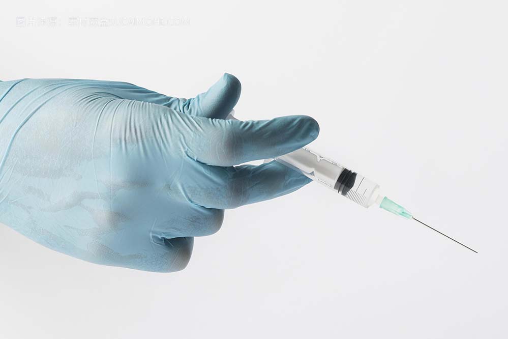医生戴着手套拿着注射器照片doctor-with-gloves-holding-syringe