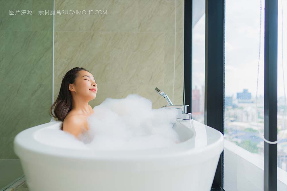 肖像美丽的年轻亚裔女子在浴缸中放松和休闲照片portrait-beautiful-young-asian-woman-relax-leisure-bath