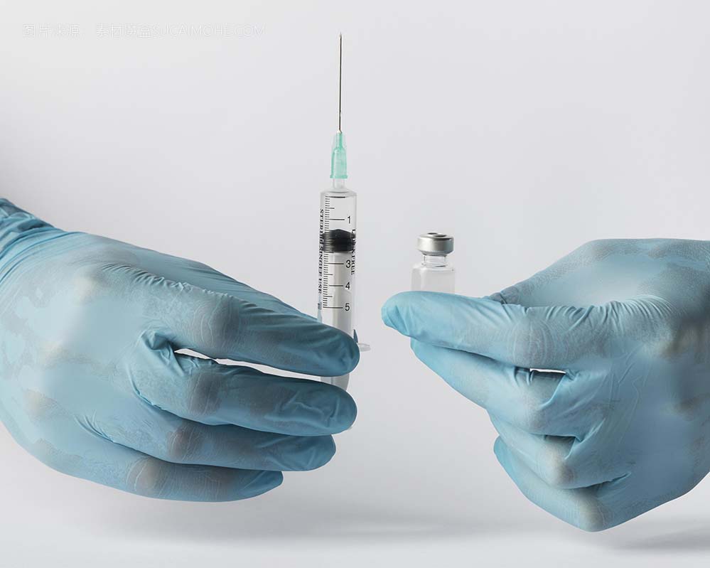 前视图医生把疫苗放在注射器中照片front-view-doctor-putting-vaccine-syringe