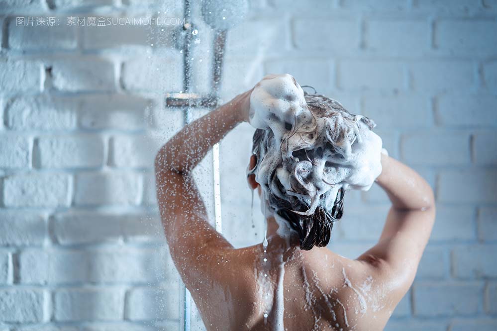 淋浴的女人背影照片woman-shower