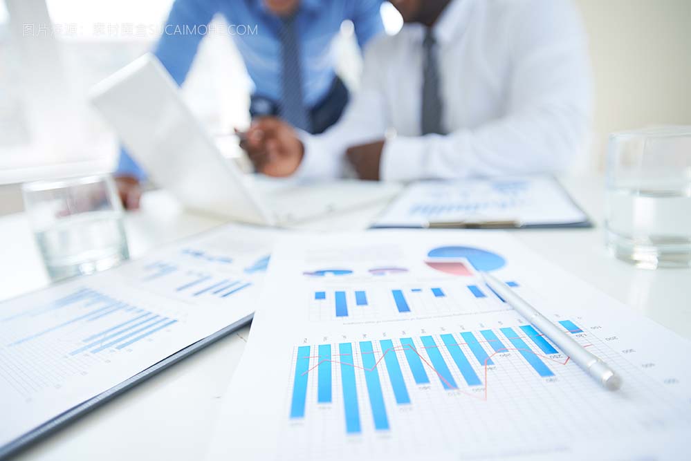 商务团队白领正在做财务数据分析高清大图