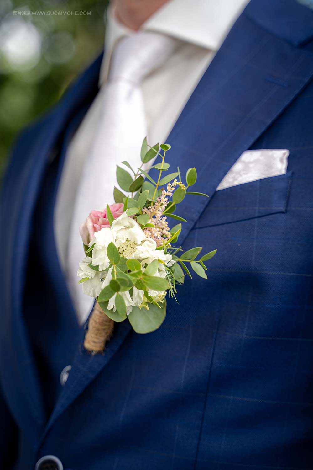 拍摄新郎穿蓝色西装时的婚礼特写