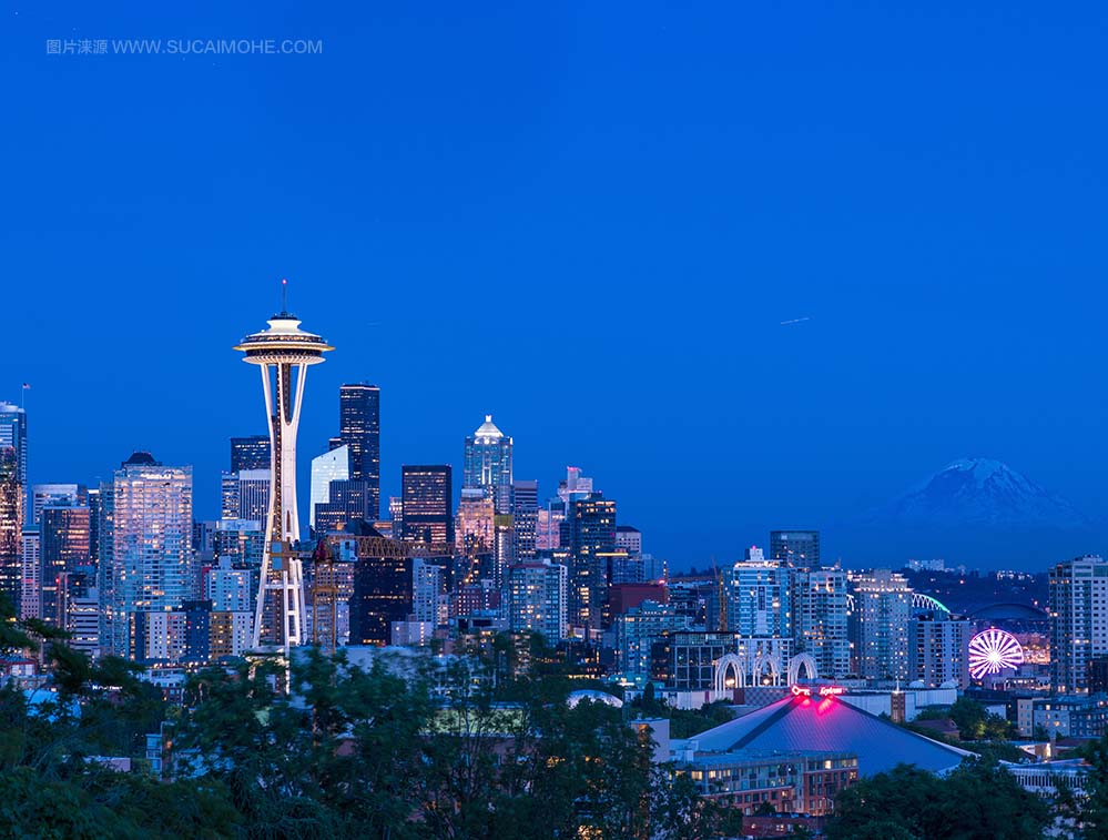 黄昏美丽的风景城市西雅图美国与彩色灯光建筑物