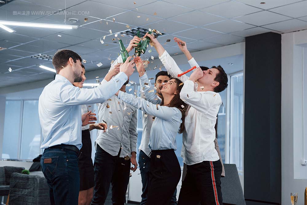 举手捧杯的办公室商务白领庆祝胜利高清大图