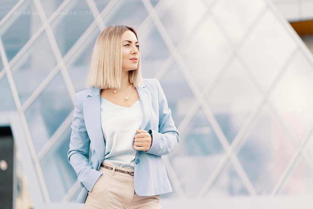 蓝色西装的成功女商人照片successful-business-woman-blue-suit