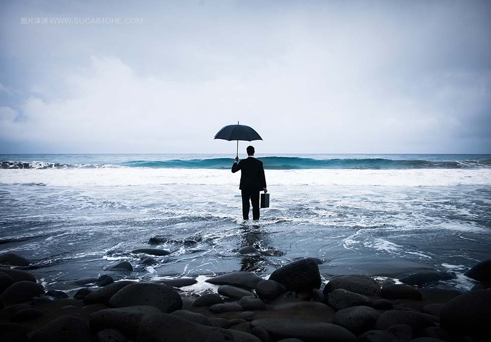 在海洋中站在一把雨伞下的商人