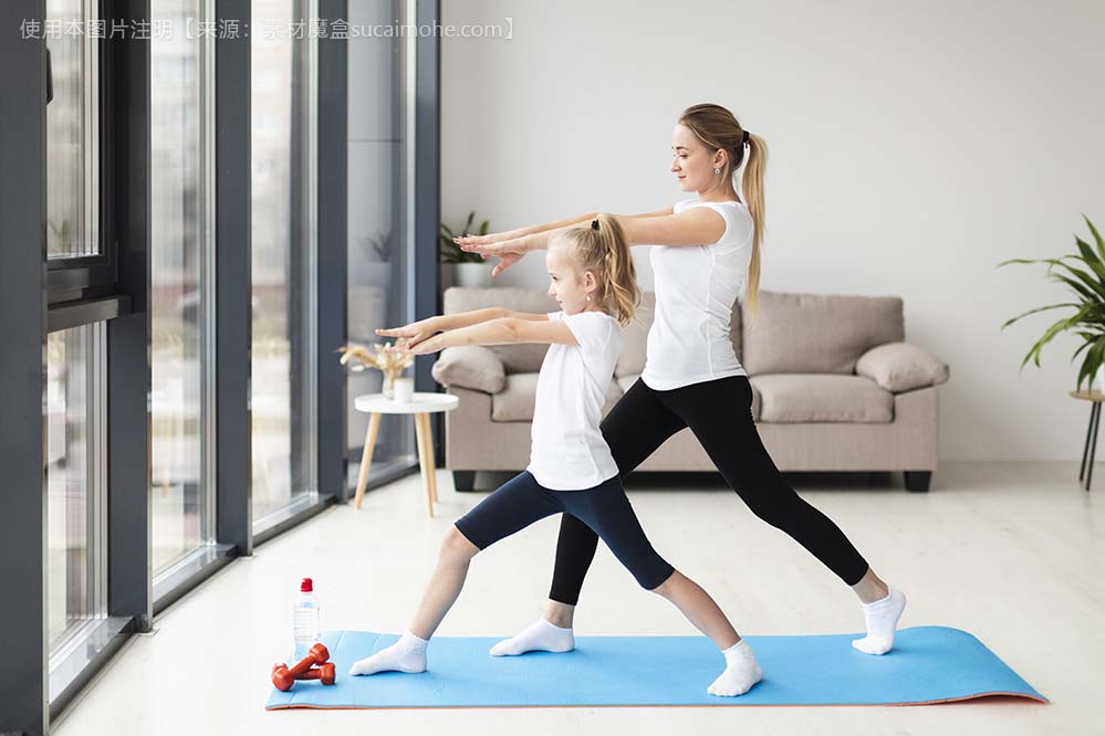 侧视图母亲与孩子一起锻炼高清大图side-view-mother-exercising-along-with-child-home