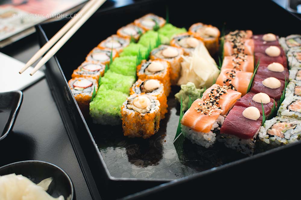 日本料理三文鱼寿司高清摄影大图_colorful-sushi-in-a-black-box 