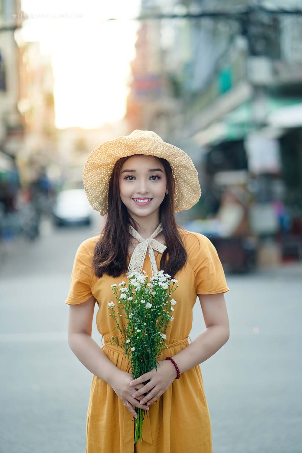 selective-focus-photography-of-woman-holding-flowers拿着鲜花的美少女