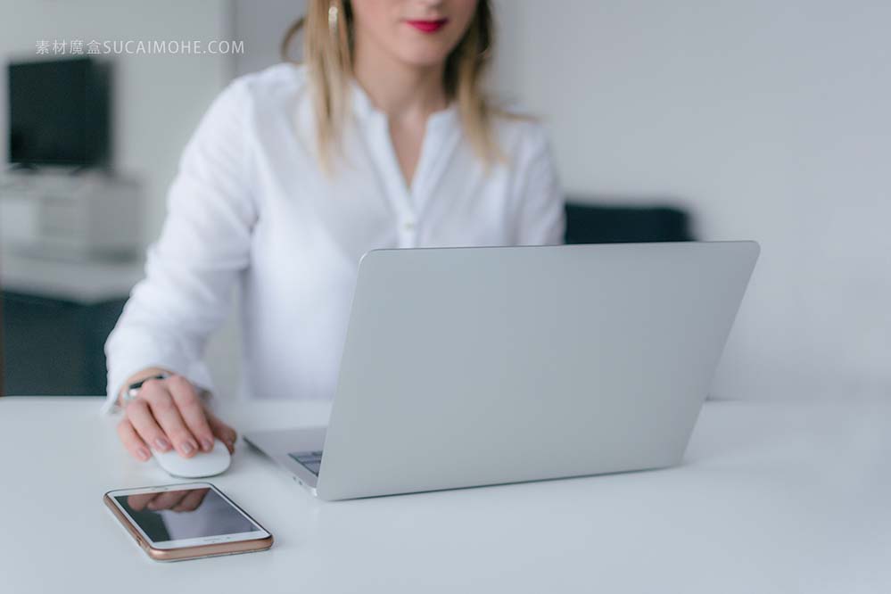 woman-using-silver-laptop-女人 办公 白领 商务 笔记本 电脑