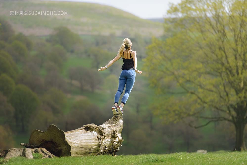 女人优雅地落下跳树在外地Woman Gracefully Falling & Jumping Of Tree In Field