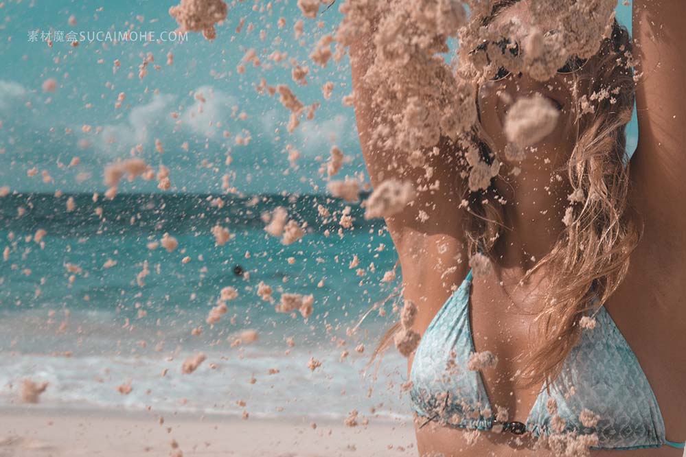 金发女孩穿着比基尼在海滩上玩沙子Bland Girl Wearing Bikini Playing With Sand On The Beach