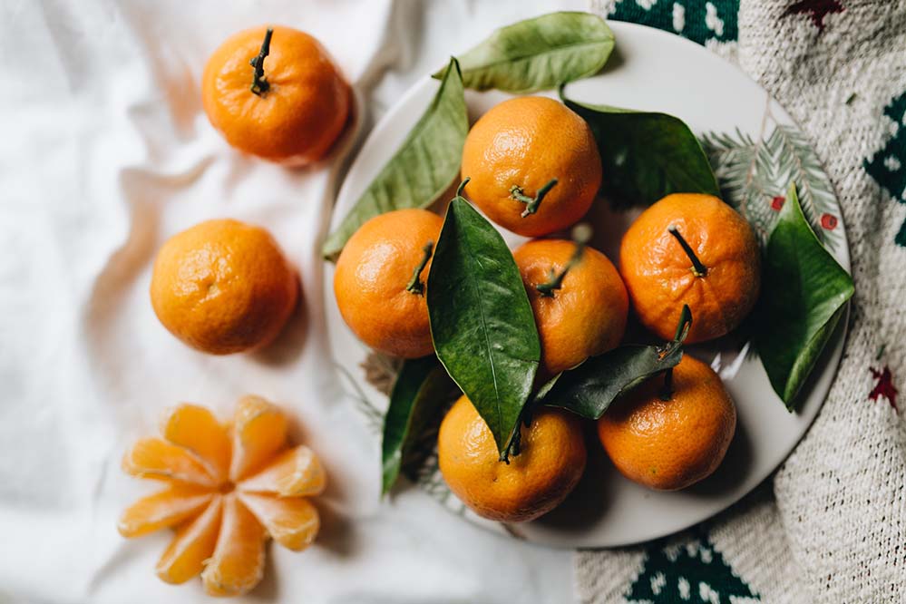 橘子叶 白亚麻布tangerines-with-leaves-on-a-white-linen