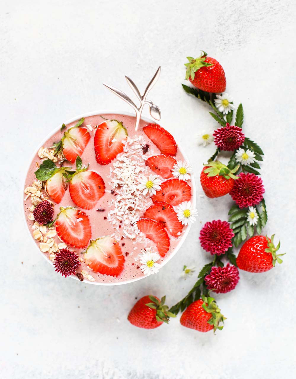 一碗草莓冰沙pretty-strawberry-smoothie-bowl
