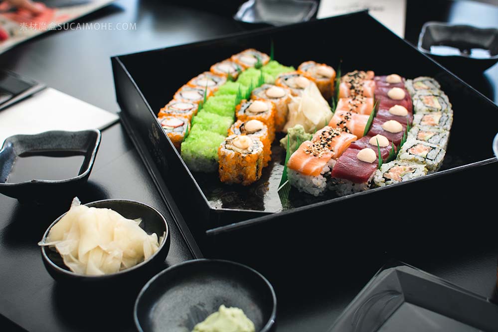 彩盒 寿司 日料 三文鱼 虾 小菜colorful-sushi-in-a-black-box