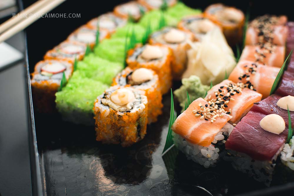 彩盒 寿司 日料 三文鱼 虾 小菜-colorful-sushi-in-a-black-box