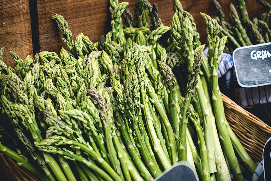 鲜绿芦笋上市高清摄影大图_fresh-green-asparagus-on-a-market