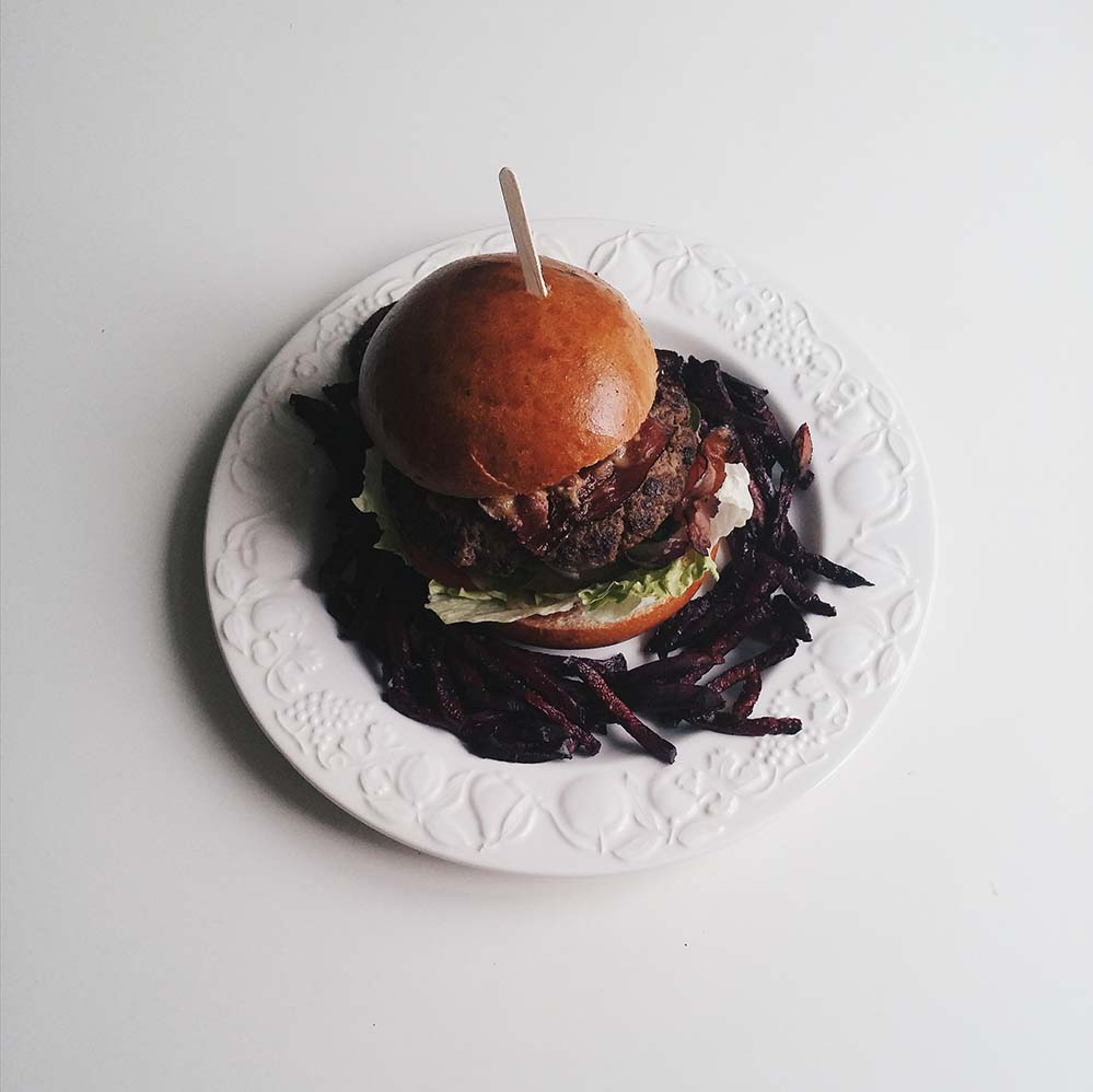 汉堡 牛肉 白盘子 高清摄影大图_burger-from-above-on-a-white-background