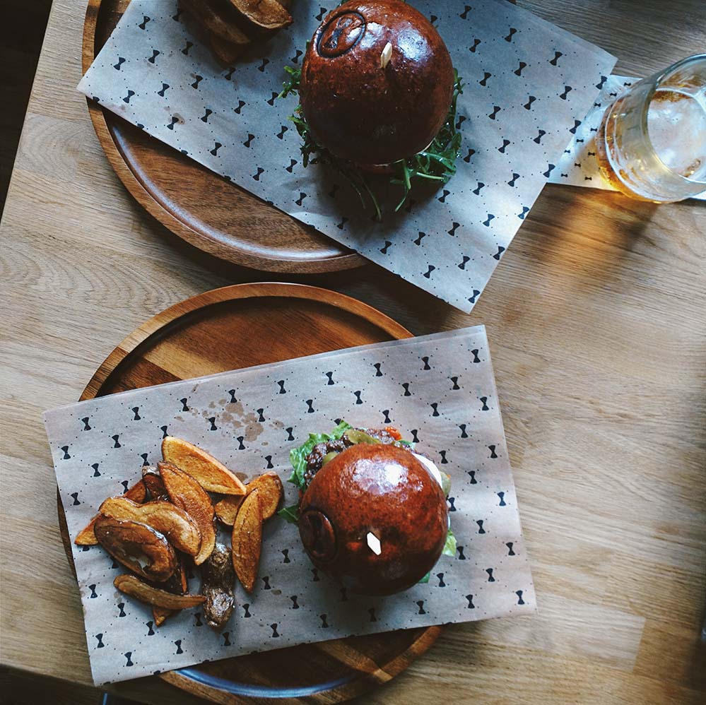 牛肉 汉堡 烤土豆 高清摄影大图_beef-burgers-with-homemade-baked-potatoes-from-above