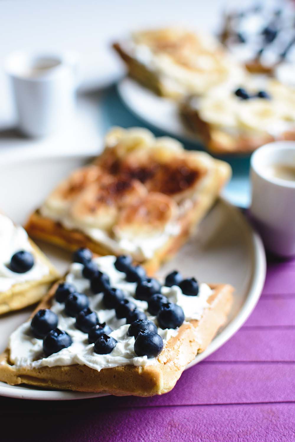 香蕉 蓝莓 华夫饼 浓咖啡 西餐 轻食 快餐 banana-and-bluberries-waffles-with-espresso