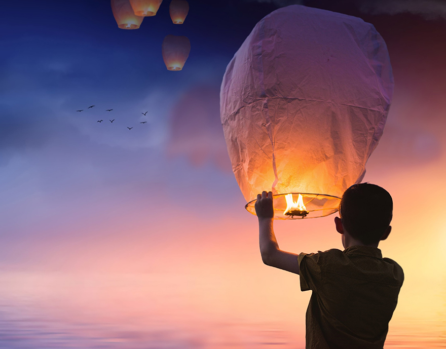 balloon-气球 中国的灯笼 灯笼 闪亮 天空 男孩 日落 黄昏 浪漫 傍晚的天空 余辉 心情 孔明灯 高