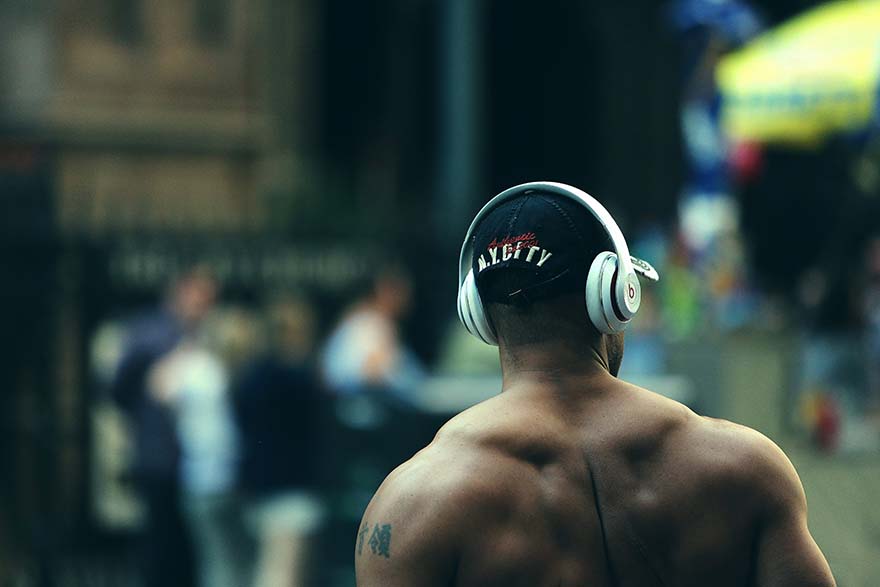 bodybuilder-爱好健美者 肌肉 健身 举重 培训 演习 男子 家伙 节拍 头戴式耳机 城市 人 高清摄影