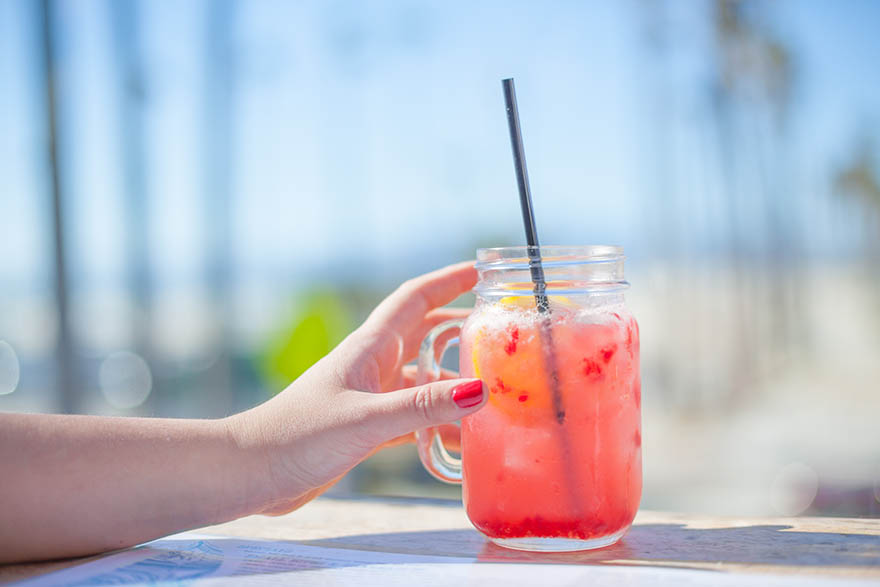 hand-手 女子 女性 罐 玻璃 玻璃 饮料 夏天 喝 海滩 热带 鸡尾酒 茶点 酒精 冰