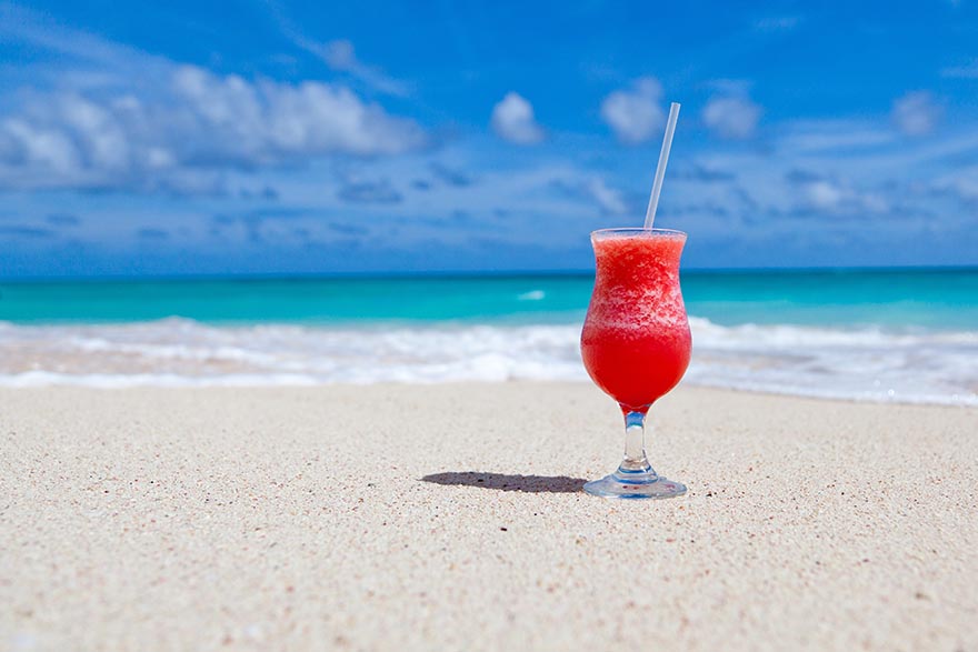 beach-海滩 饮料 加勒比海 鸡尾酒 喝 异国情调 玻璃 玻璃 度假 海洋 天堂 红色