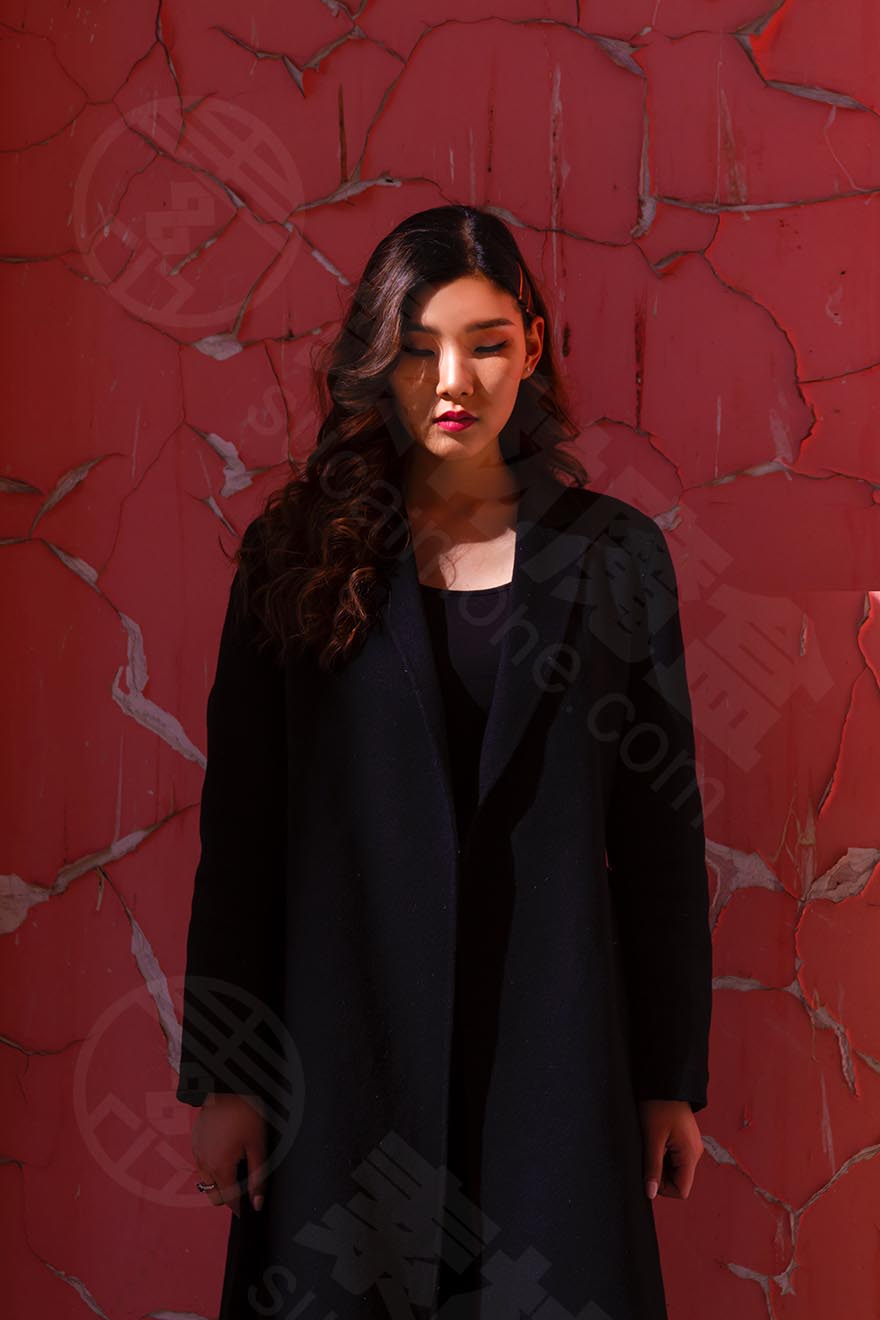 浅焦点女黑长袖衬衫shallow-focus-photo-of-woman-in-black-long-sleeved-shirt