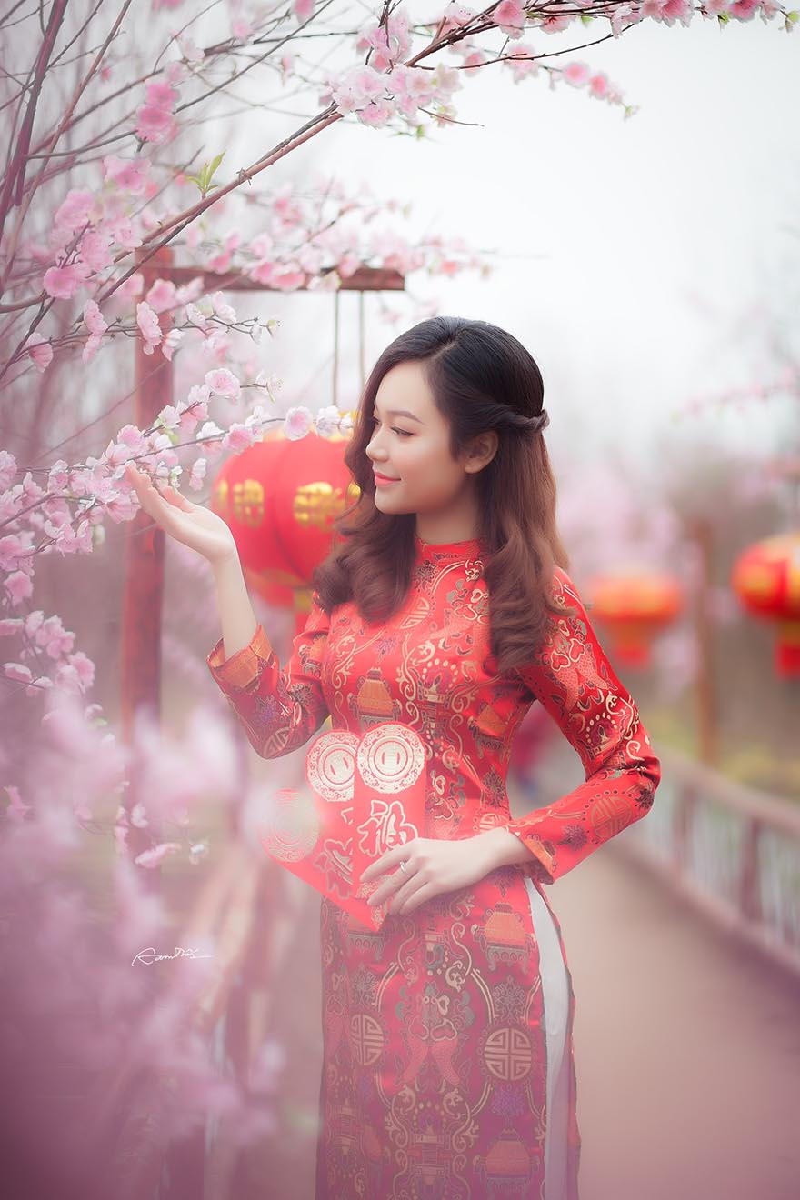 穿红色中国传统服装的美女woman-wearing-red-chinese-traditional