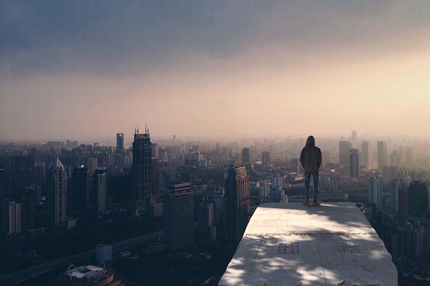 alone-buildings-city-cityscape-清晨或黄昏俯瞰城市群的男人