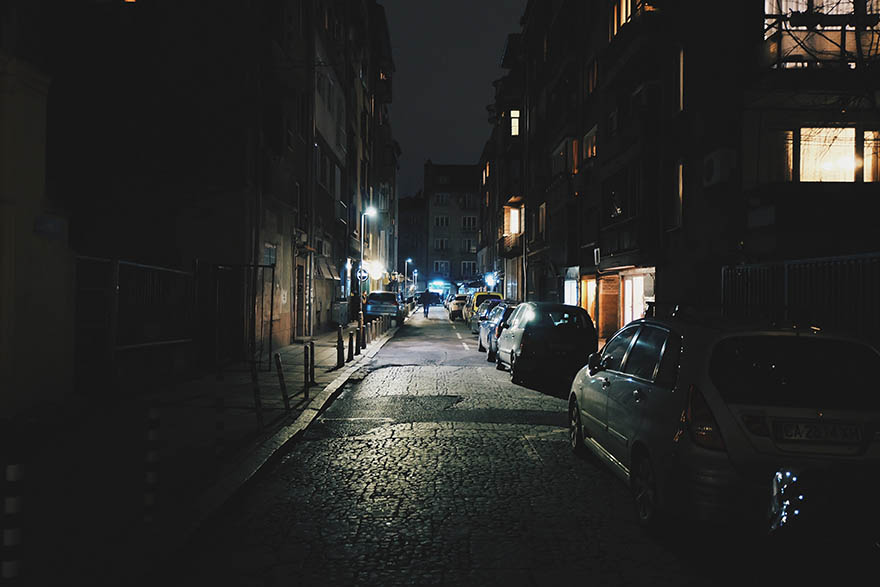 street-街 胡同 车道 夜 黑暗 城市 镇 路 沥青 汽车 停泊 灯笼 灯 照明 外墙