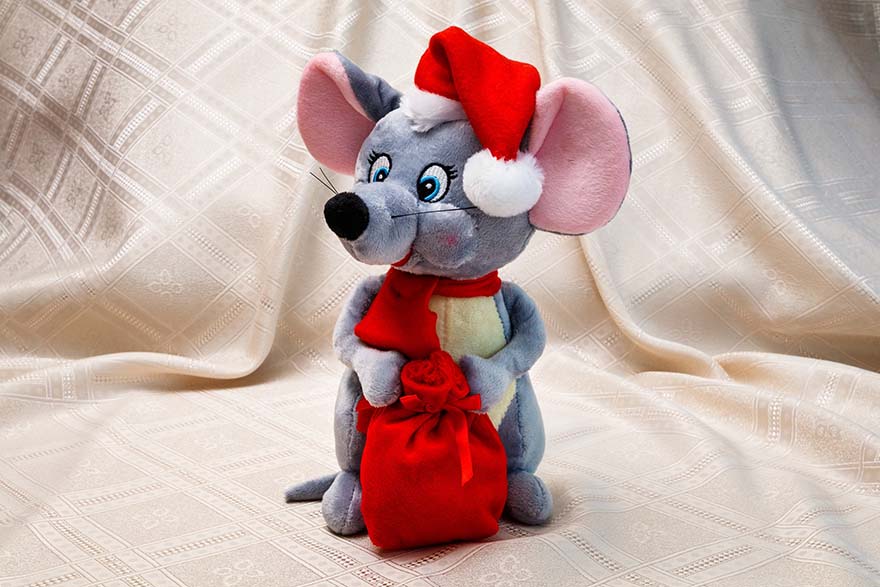 带着圣诞帽的鼠年玩偶吉祥物