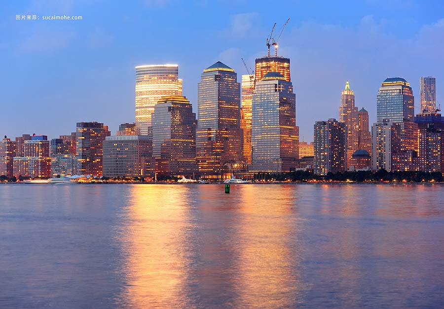 纽约市曼哈顿市中心天际线黄昏摩天大楼照亮哈德逊河全景