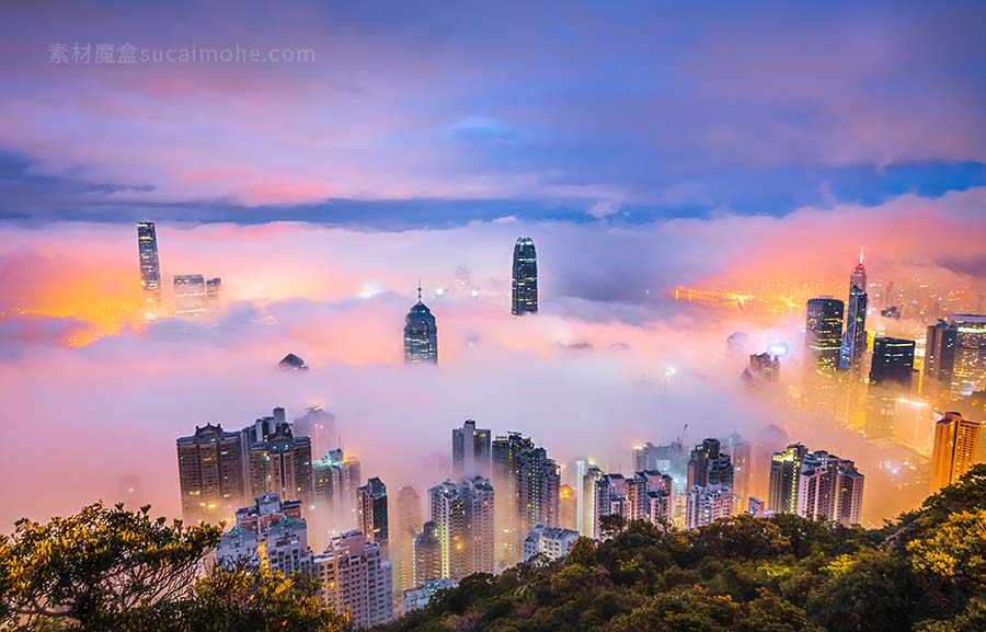 迷人的摩天大楼城市笼罩的薄雾之夜