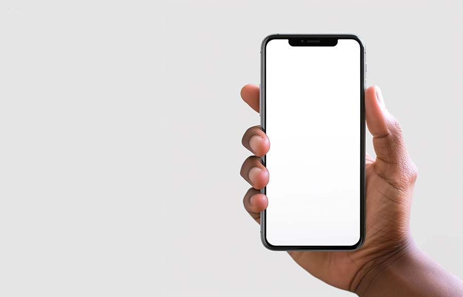 特写手持空白屏幕智能手机纯背景