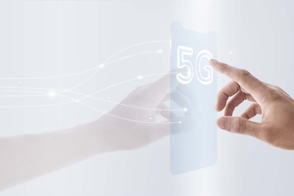 5g全球网络的背景技术与未来的透明智能手机的混音媒体自由的照片
