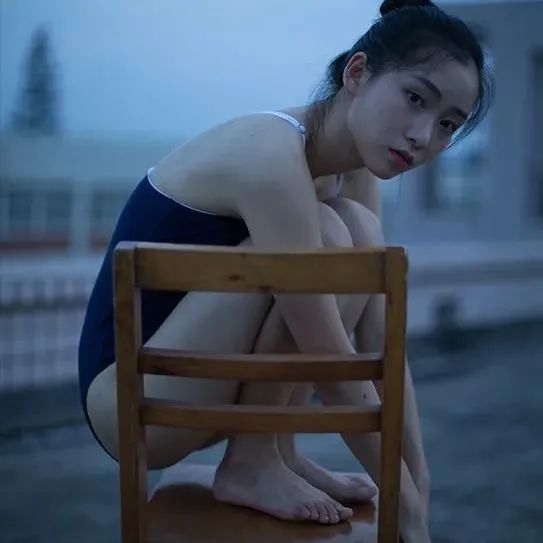 PS教程：给室外拍摄的人像调出清新冷色效果